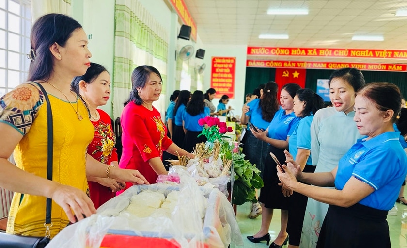 Hội LHPN phường Thống Nhất (TP. Pleiku ) tổ chức các gian hàng nông sản thanh toán bằng hình thức quét mã QR không dùng tiền mặt. Ảnh: Nhật Hào