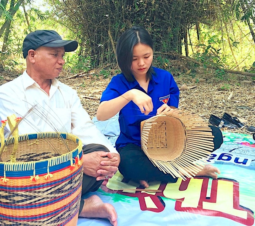 Học sinh Trường THPT Lê Hoàn (huyện Đức Cơ) học đan gùi truyền thống của người Jrai. Ảnh: Mộc Trà