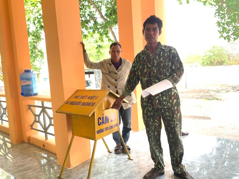 Mô hình “Hũ tiết kiệm vì người nghèo” bố trí tại trụ sở Công an huyện và Công an các xã để cán bộ, chiến sĩ trong đơn vị và người dân đến liên hệ làm việc có thể tham gia đóng góp. Ảnh: R&apos;Ô HOK