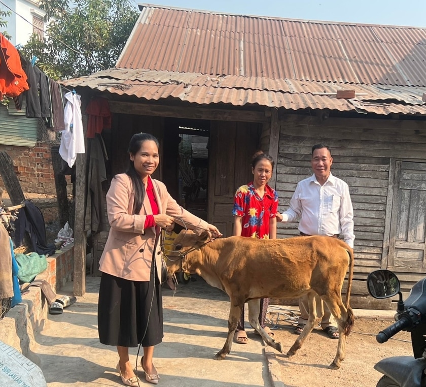 Hội Chữ thập đỏ huyện Phú Thiện tặng 1 con bò sinh sản cho gia đình bà Rmah H’Ngưi trú tại tổ 9, thị trấn Phú Thiện. Ảnh: Hồng Ngọc