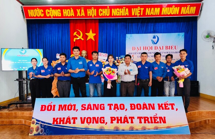 Ủy ban Hội LHTN Việt Nam xã Ia Rong khóa IV (nhiệm kỳ 2024-2029) ra mắt tại Đại hội. Ảnh: M.N