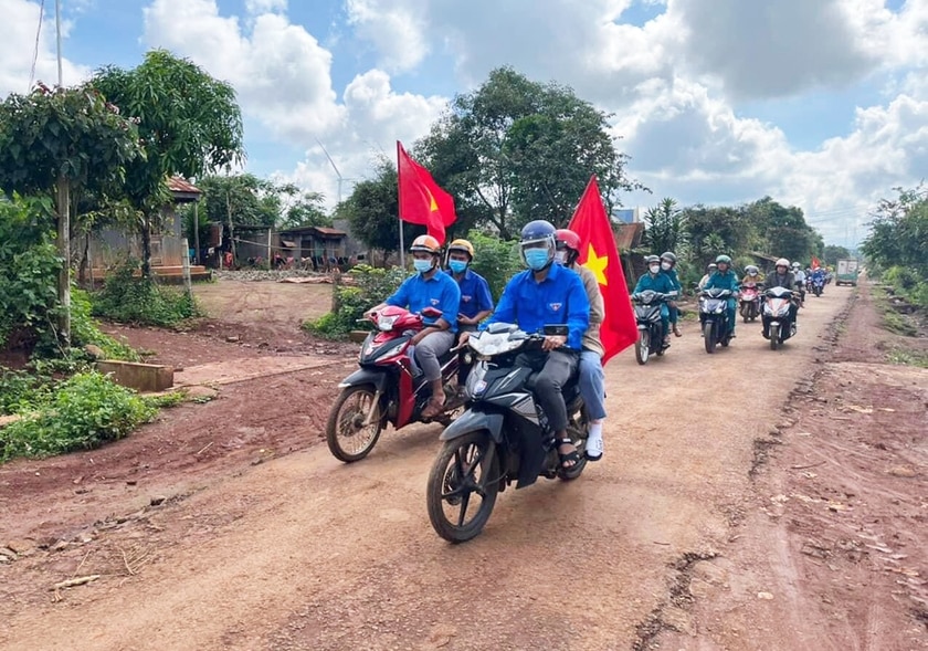 Đoàn xã Ia Pết phối hợp với các ban, ngành của xã tuyên truyền Luật Giao thông đường bộ cho người dân. Ảnh: R.H