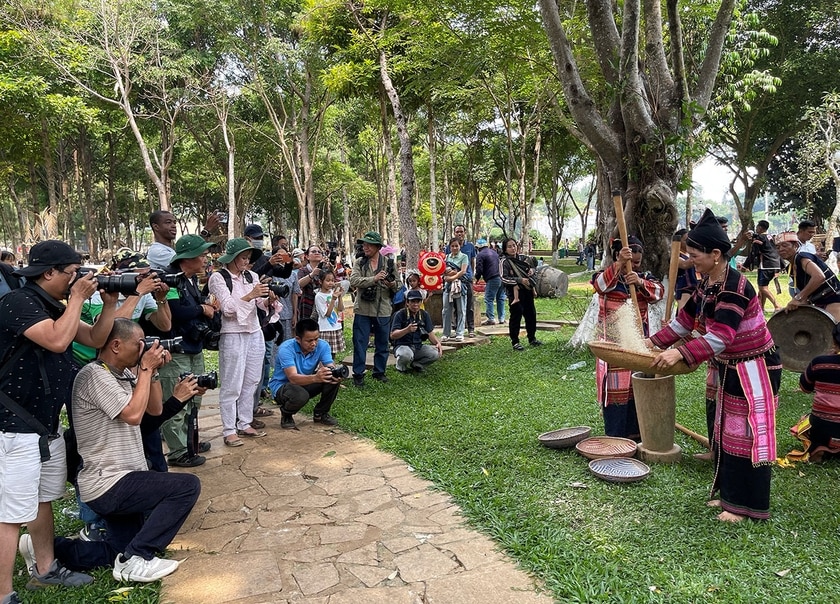 Ngày hội cũng là dịp để các nhiếp ảnh gia, người yêu văn hóa truyền thống thỏa sức sáng tác. Ảnh: Hoàng Ngọc