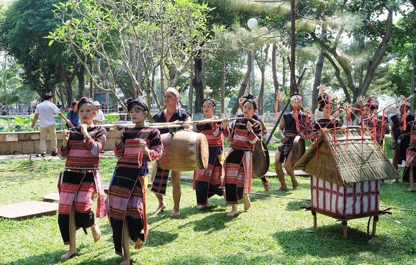 Đoàn nghệ nhân Bahnar huyện Kbang tái hiện không gian sinh hoạt cộng đồng. Ảnh: H.N