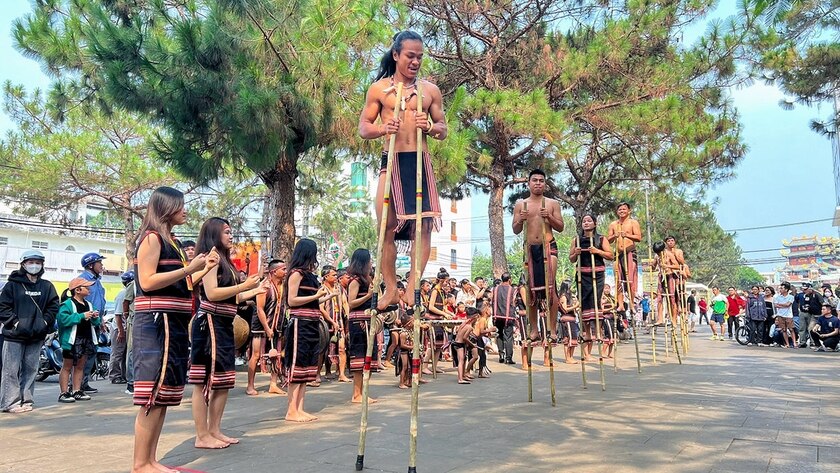 Đoàn nghệ nhân TP. Pleiku là 1 trong 3 đơn vị đạt giải có hoạt động ấn tượng nhất tại Ngày hội, đồng thời đạt giải trình diễn cà kheo nghệ thuật xuất sắc. Ảnh: Hoàng Ngọc