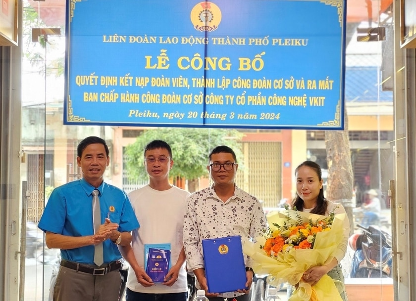 Lãnh đạo LĐLĐ TP. Pleiku trao quyết định thành lập Công đoàn cơ sở Công ty cổ phần Công nghệ Vkit. Ảnh: Bá Bính