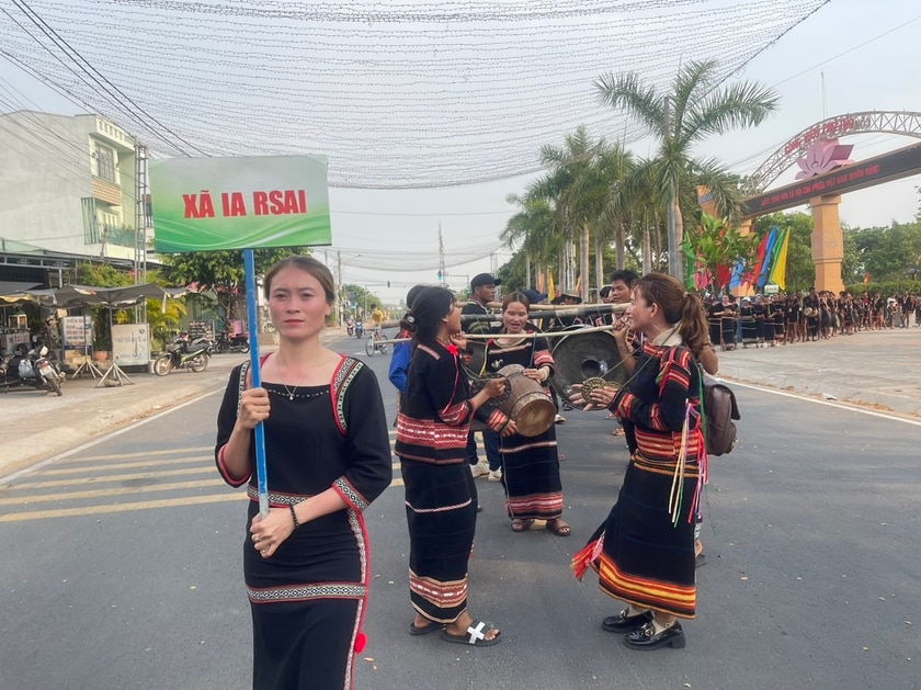 Các đoàn nghệ nhân trình diễn cồng chiêng đường phố. Ảnh: Vũ Chi