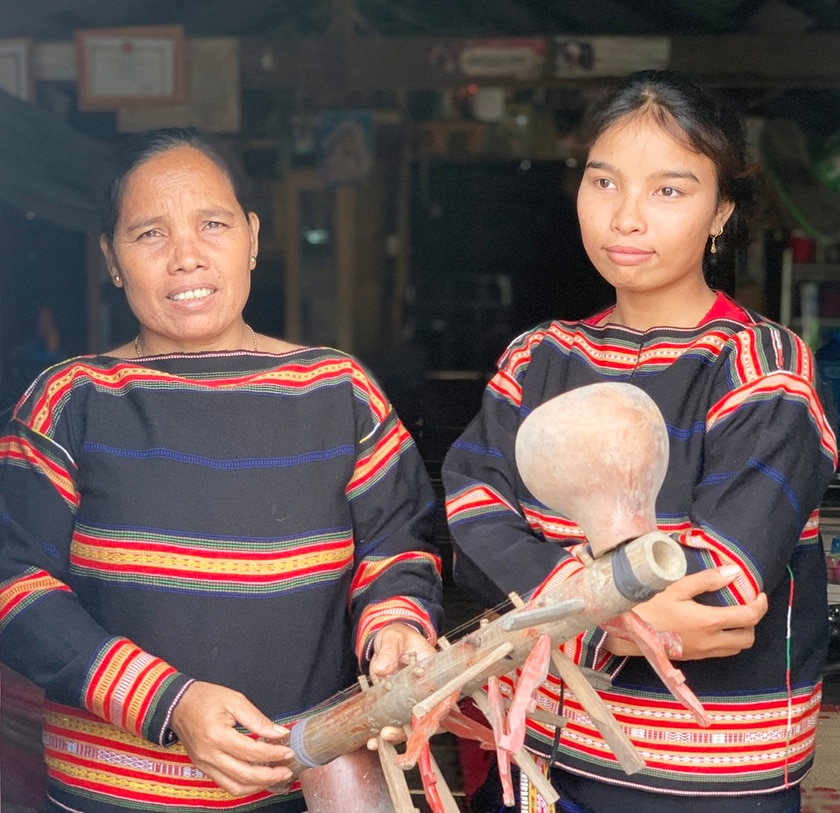 Bà Kpă H&apos;Nhing (bìa trái) là người thuộc nhiều bài hát dân ca Jrai ở xã Ia Broắi, huyện Ia Pa. Ảnh: R.H