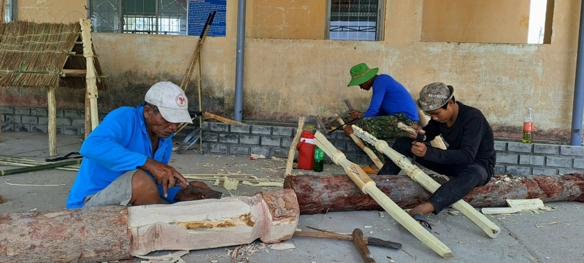 Người dân buôn Chư Jut tạc tượng để đưa đi thi ngày hội văn hóa, thể thao các dân tộc thiểu số huyện Krông Pa năm 2024. Ảnh: Lê Nam