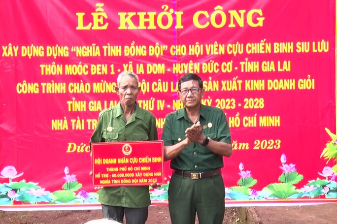 Năm 2023, CLB &quot;Cựu chiến binh sản xuất, kinh doanh giỏi&quot; huyện đã hỗ trợ và tiếp nhận các nguồn hỗ trợ xóa 2 nhà dột nát cho hội viên cựu chiến binh khó khăn. Ảnh: P.D