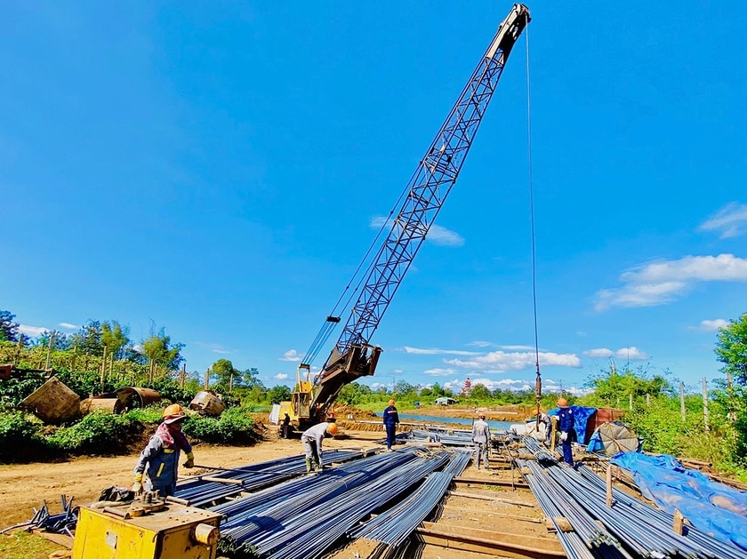 Thi công đường hành lang kinh tế phía Đông kết nối các huyện Đak Đoa, Chư Păh và TP. Pleiku. Ảnh: H.D