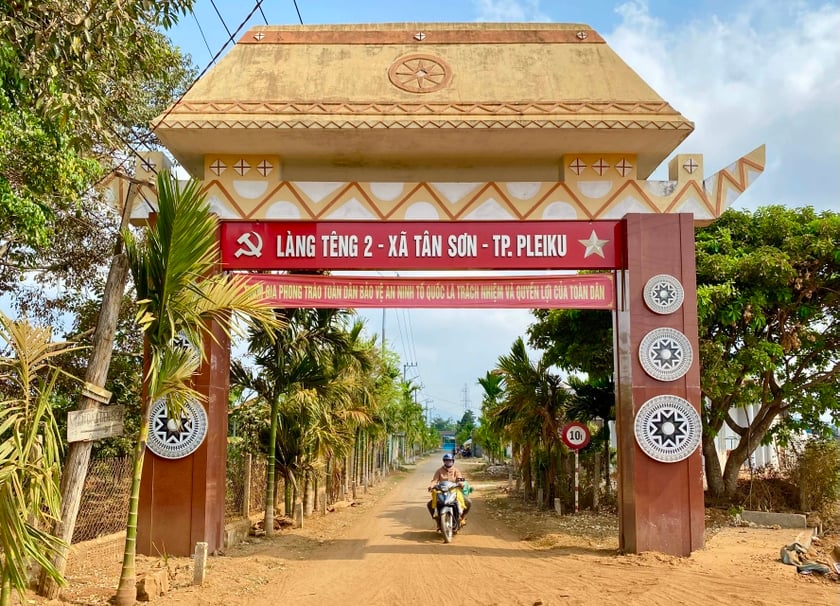 Con đường khang trang vào làng Têng 2 (xã Tân Sơn, TP. Pleiku). Ảnh: H.D