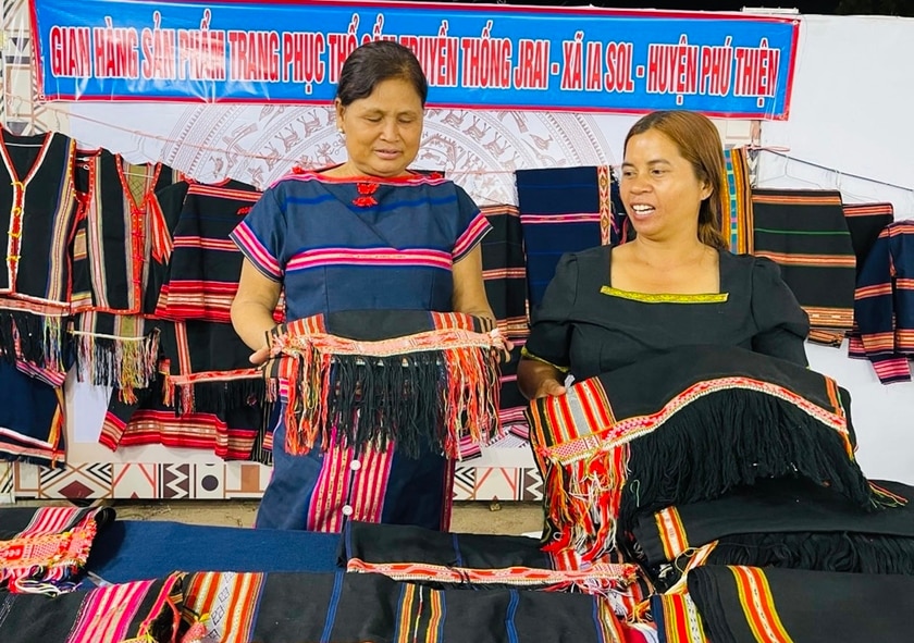 Sản phẩm thổ cẩm của phụ nữ làng Plei Tel A đã được trưng bày tại nhiều sự kiện văn hóa của tỉnh, huyện. Ảnh: N.H