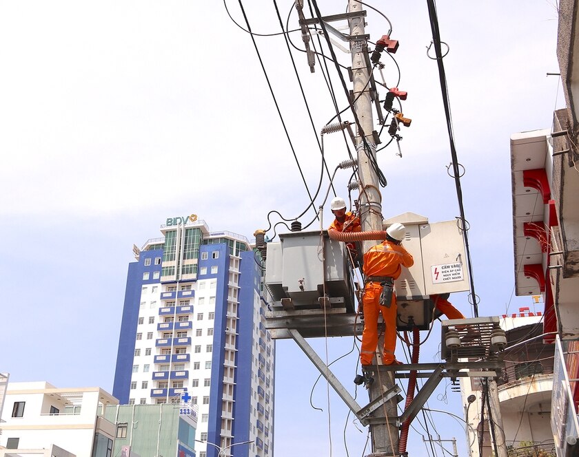 Công nhân Điện lực Pleiku thi công công trình sửa chữa lớn năm 2024. Ảnh: N.K