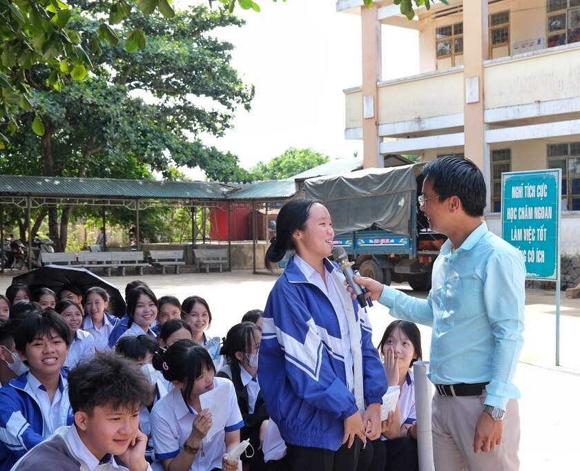 Học sinh tham gia trả lời các câu hỏi liên quan đến giới tính. Ảnh: Minh Châu