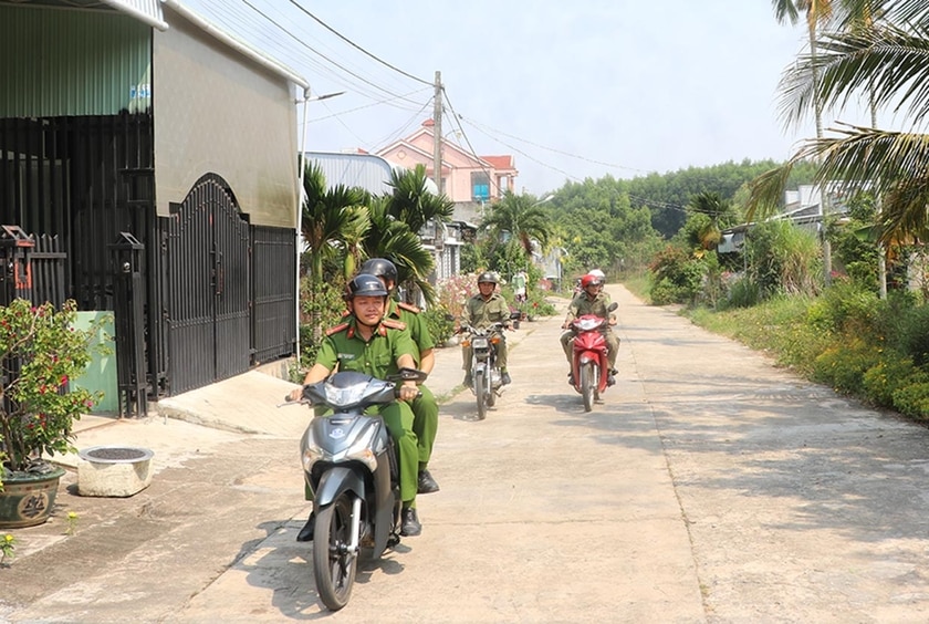 Thành viên Ban Bảo vệ dân phố phường An Tân phối hợp với lực lượng Công an tuần tra, kiểm soát địa bàn. Ảnh: N.M