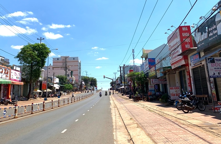 Thị trấn Chư Ty-trung tâm kinh tế-xã hội của huyện Đức Cơ hiện đã có một số siêu thị mini, phần nào đáp ứng được nhu cầu tiêu dùng của người dân. Ảnh: Hà Duy