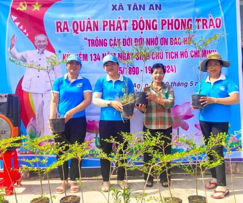 Hội viên, phụ nữ xã Tân An, huyện Đak Pơ tích cực tham gia phong trào trồng cây xanh. Ảnh: Hồng Thắm