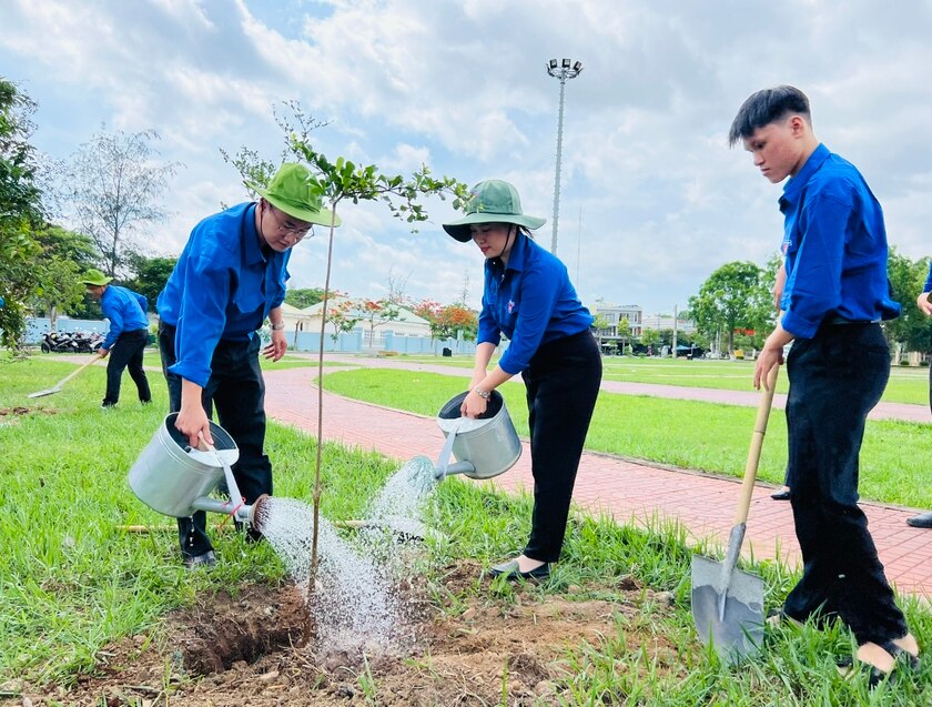 Các đại biểu cùng đoàn viên, thanh niên trồng cây xanh tại thị xã Ayun Pa. Ảnh: P.L