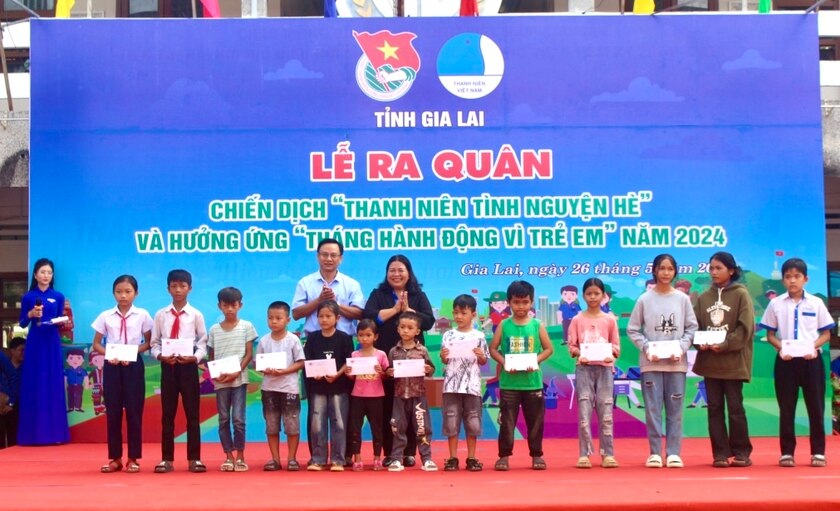 Lãnh đạo Tỉnh Đoàn, Sở Giáo dục và Đào tạo tặng quà cho thiếu nhi khó khăn của thị xã Ayun Pa. Ảnh: P.L