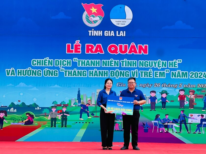 Đoàn Khối các Cơ quan và Doanh nghiệp tỉnh tặng 50 bộ sách giáo khoa cho Thị Đoàn Ayun Pa để trao cho thiếu nhi khó khăn. Ảnh: P.L