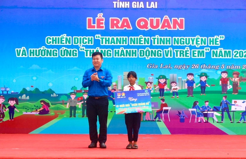 Đại diện Vietcombank chi nhánh Gia Lai trao bảng tượng trưng 1 ngôi nhà Khăn quàng đỏ cho thiếu nhi xã Ia Rtô (thị xã Ayun Pa). Ảnh: P.L