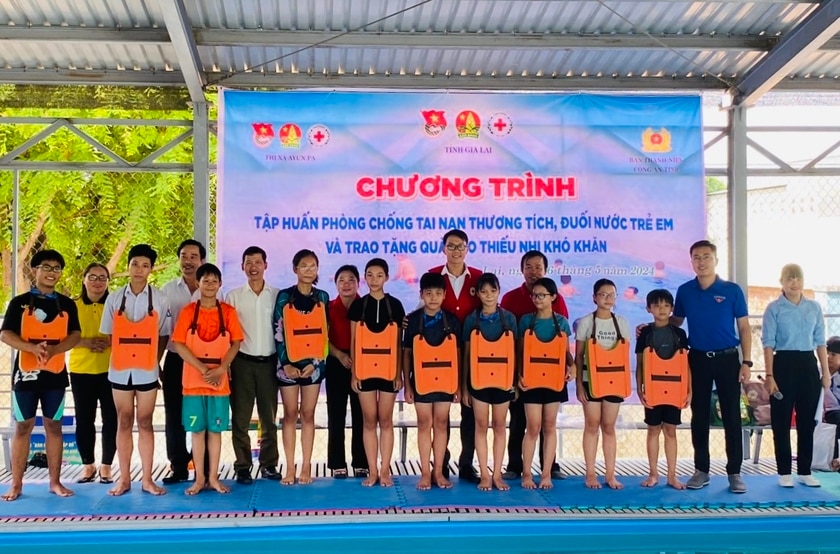 Tỉnh Đoàn, Hội đồng Đội tỉnh, Hội Chữ thập đỏ tỉnh phối hợp tặng phao bơi cho thiếu nhi ở thị xã Ayun Pa. Ảnh: P.L