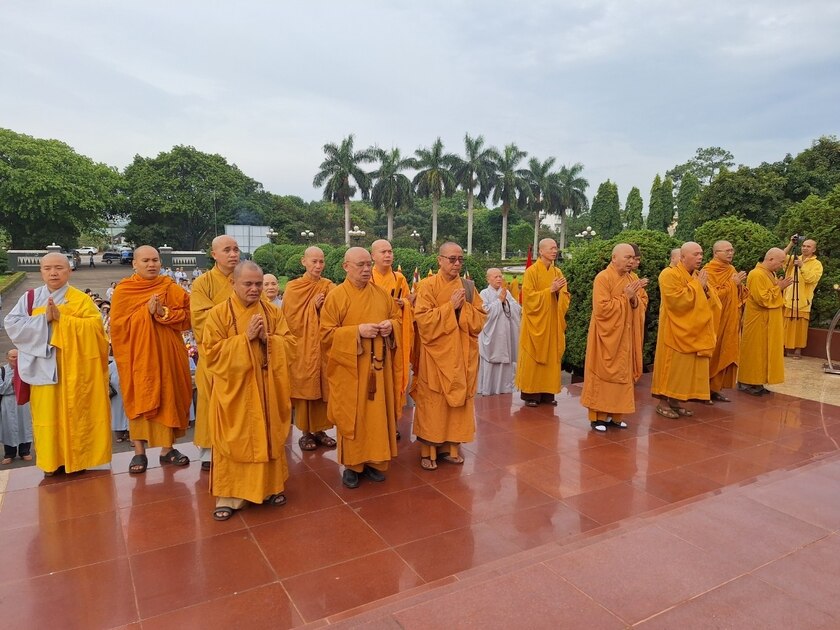 Trong dịp Đại lễ Phật đản Phật lịch 2568, tăng ni và phật tử đã tham dự khoá lễ cầu nguyện cho hương hồn các anh hùng liệt sĩ đang yên nghỉ tại các nghĩa trang liệt sỹ trong tỉnh. Ảnh Thanh Nhật