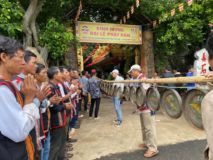 Các phật tử người dân tộc thiểu số tham dự Đại Lễ Phật đản tại Chùa Mỹ Thạch, huyện Chư Sê trong ngày rằm tháng 4 âm lịch năm nay. Ảnh Thanh Nhật