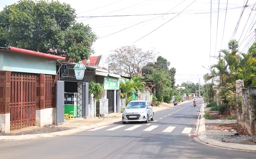 Đường Anh Hùng Đôn được đầu tư mở rộng khá khang trang, nếu được đầu tư làm vỉa hè, trồng cây xanh sẽ góp phần tạo cảnh quan xanh-sạch-đẹp cho tuyến phố. Ảnh: Q.T