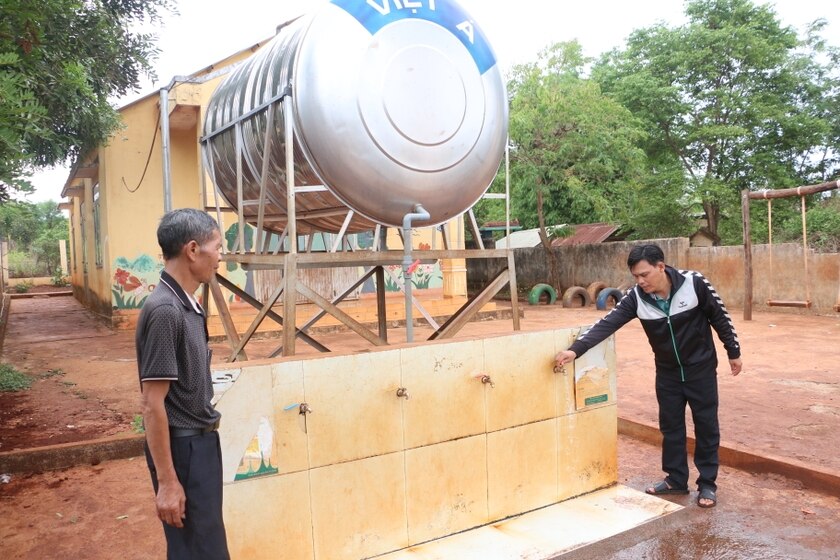 Bí thư chi bộ kiêm Trưởng thôn Ia Khưng (bìa phải) đã phát huy tốt vai trò nêu gương, đi đầu của đảng viên. Ảnh: Q.T