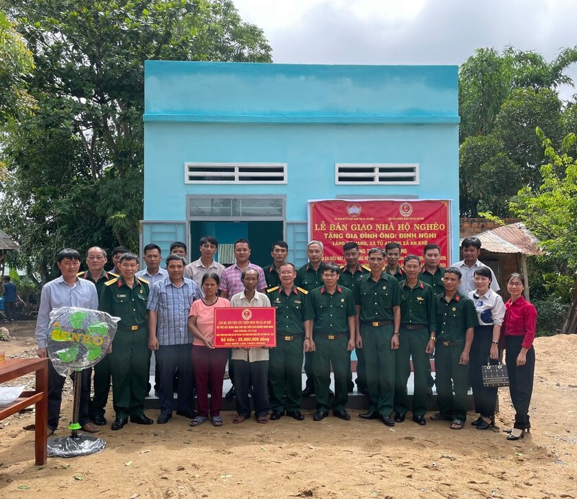 Đại diện Ban Thường trực Ủy ban MTTQ Việt Nam thị xã An Khê và các đơn vị liên quan bàn giao nhà Đại đoàn kết cho gia đình ông Đinh Nghi, làng Pơ Nang, xã Tú An. Ảnh: Ngọc Anh