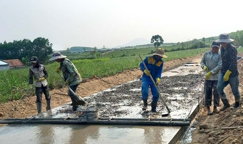 Người dân xã Xuân An làm đường bê tông xi măng ra khu sản xuất. Ảnh: H.D