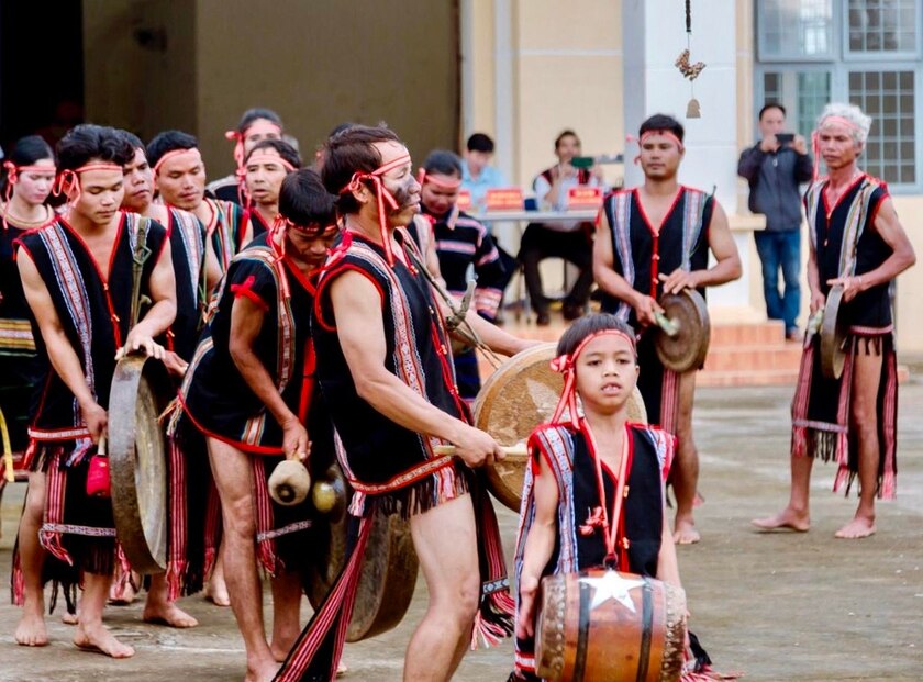 Người dân làng Thong Ngó (xã Ia Kênh) biểu diễn cồng chiêng tại Ngày hội văn hóa các dân tộc xã Ia Kênh. Ảnh: Lê Nam