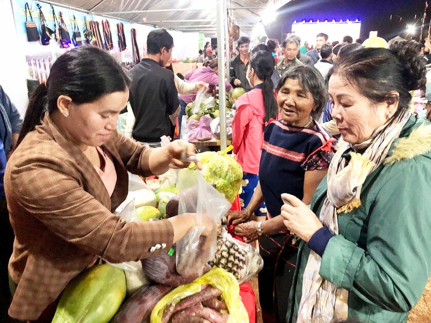 Đông đảo người dân tham gia phiên chợ. Ảnh: Lê Nam