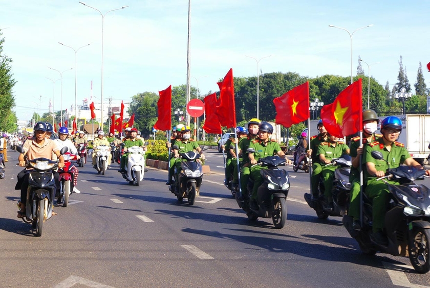 Lực lượng Công an huyện Chư Sê tuyên truyền pháp luật lưu động trên các tuyến đường. Ảnh: R.H