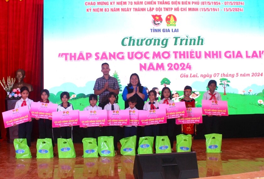 Bí thư Tỉnh Đoàn Hà Thị Giang Thảo (bìa phải, hàng sau) tặng mô hình sinh kế cho thiếu nhi khó khăn của xã Ia Lang. Ảnh: P.L