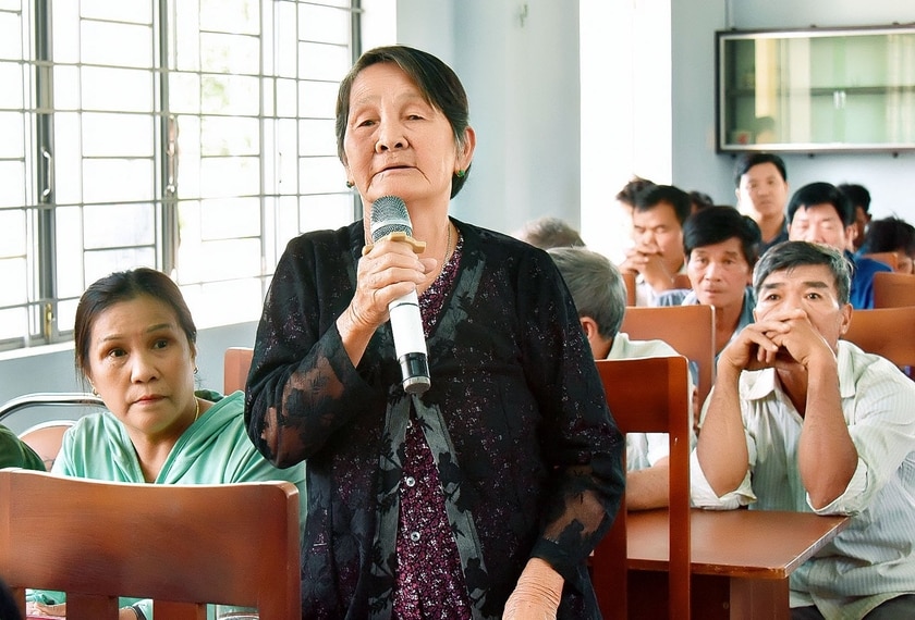 Cử tri thôn 3, xã Đak Jơ Ta, huyện Mang Yang kiến nghị liên quan đến tranh chấp đất đai. Ảnh: Đ.T