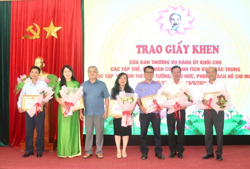 Phó Bí thư Thường trực Đảng ủy Khối Dương Dã (thứ 3 từ trái sang) tặng giấy khen các tập thể có thành tích trong học tập và làm theo Bác. Ảnh: M.N