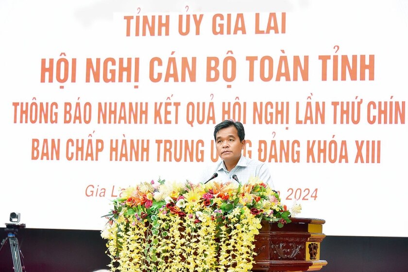 Đồng chí Hồ Văn Niên-Ủy viên Ban Chấp hành Trung ương Đảng, Bí thư Tỉnh ủy, Chủ tịch HĐND tỉnh trực tiếp thông báo nhanh kết quả hội nghị lần thứ 9. Ảnh: Đức Thụy