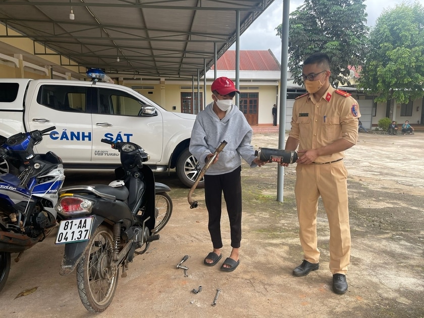 Cảnh sát giao thông huyện Đak Đoa yêu cầu thanh-thiếu niên khắc phục vi phạm, tháo gỡ các bộ phận độ chế trên xe máy. Ảnh: Minh Phương