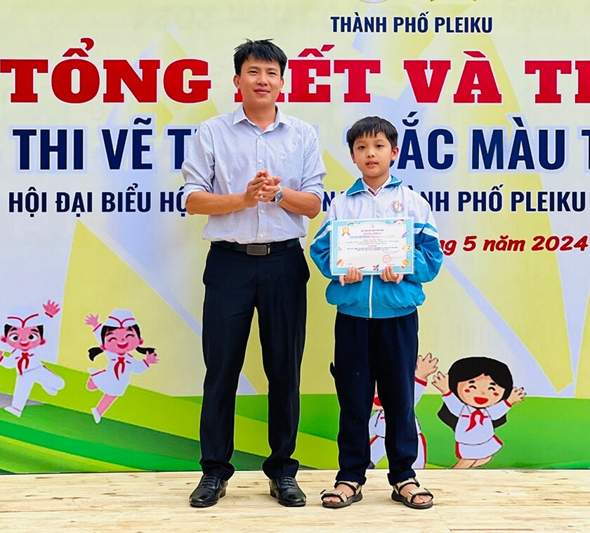 Bí thư Thành Đoàn Pleiku Thái Giang Nam trao giải nhất khối tiểu học cho đại diện Liên đội Trường Tiểu học Lê Hồng Phong. Ảnh: M.N