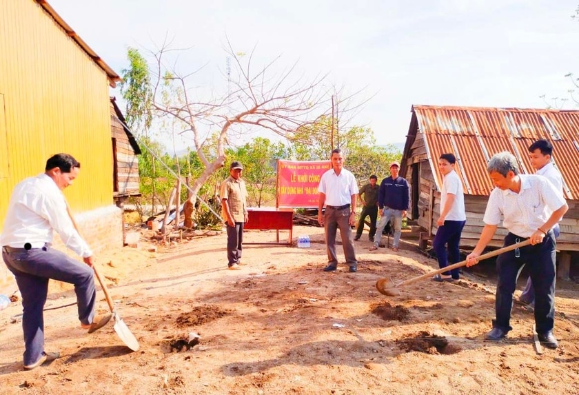 Khởi công xây dựng nhà cho gia đình anh Kpă Phuan. Ảnh: P.D