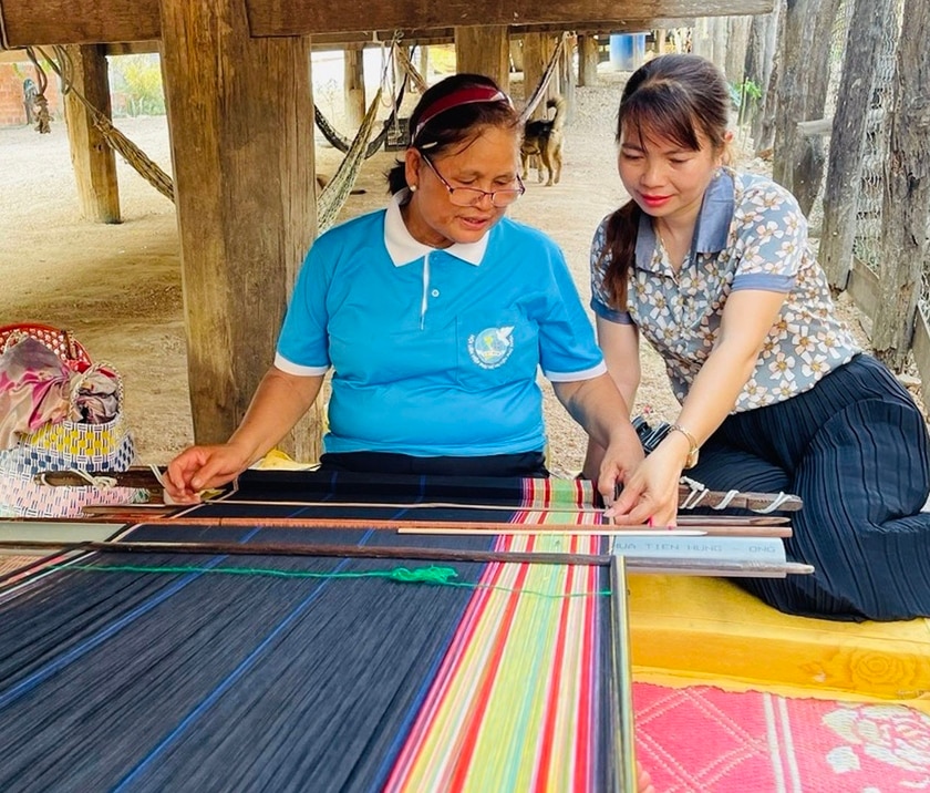 Hiện nay, bà H&apos;Uyên (bên trái) là người dệt thổ cẩm giỏi nhất làng Plei Tel A. Ảnh: Nhật Hào