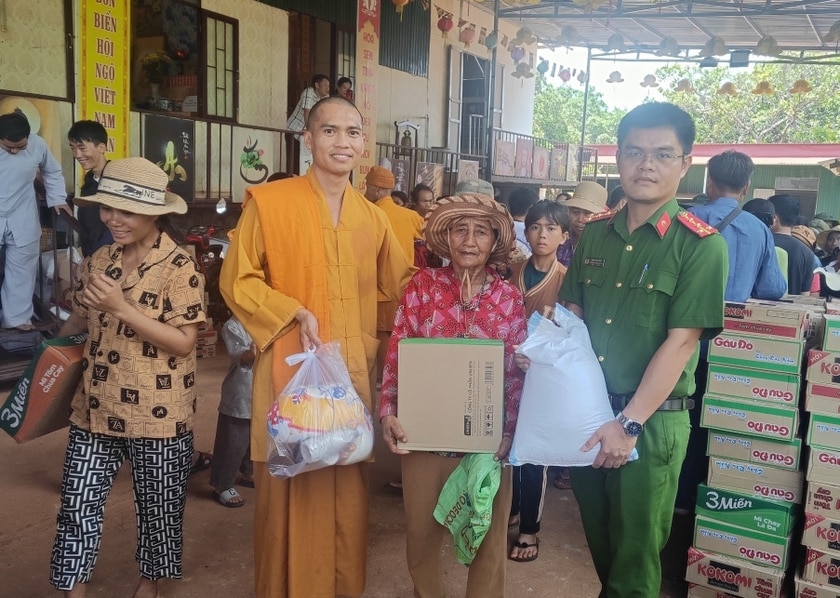 Đoàn công tác tặng quà cho bà con phật tử khó khăn sinh hoạt tại Tịnh xá Ngọc Dương. Ảnh: Hồng Ngọc