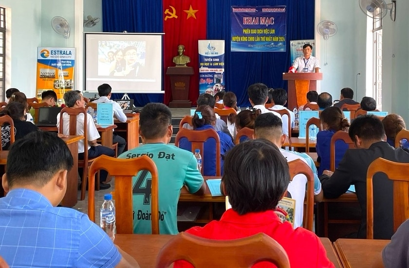 Huyện Đoàn, Hội LHTN Việt Nam huyện Kông Chro chủ động nắm bắt nguyện vọng của thanh niên về nghề nghiệp, việc làm để vận động thanh niên tham gia các ngày hội tư vấn việc làm, hướng nghiệp, góp phần phát triển kinh tế, ổn định cuộc sống. Ảnh: Phương Liên