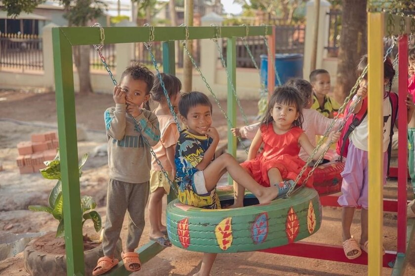 Các em thiếu nhi làng Pra Sơmei (xã Đak Sơ Mei, huyện Đak Đoa) vui chơi bên công trình do Đoàn xã Đak Sơ Mei và Nhóm thiện nguyện Flowers trao tặng. Ảnh: M.N