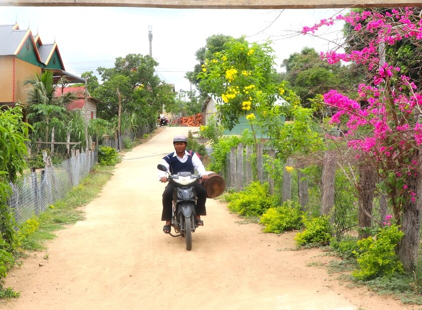 Đường làng ngõ xóm vùng đồng bào dân tộc thiểu số ở huyện Kông Chro được bê tông hóa sạch-đẹp. Ảnh: Ngọc Minh