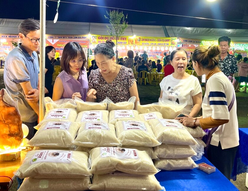 Hàng hóa tại Phiên chợ khá đa dạng từ các loại nông sản, đặc sản của địa phương. Ảnh: V.T