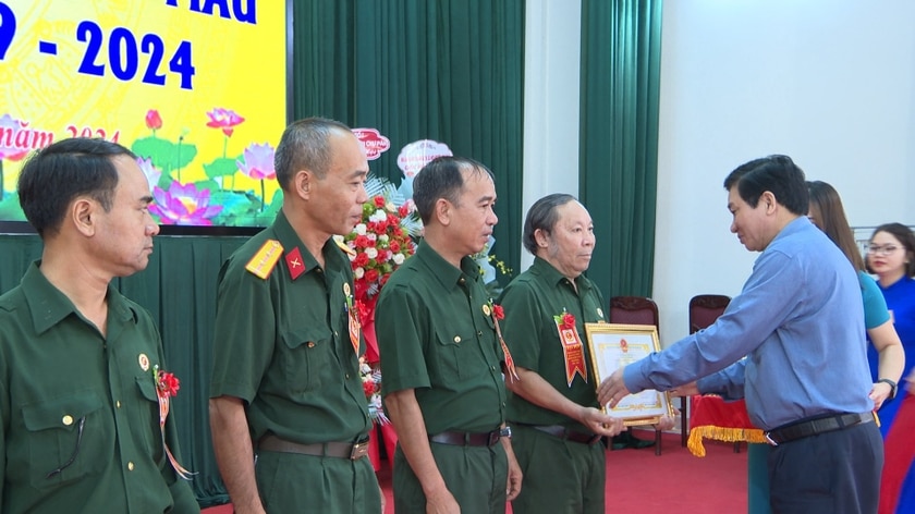 Lãnh đạo huyện Chư Păh tặng giấy khen cho các tập thể có thành tích xuất sắc trong phong trào thi đua “Cựu chiến binh gương mẫu” giai đoạn 2019-2024. Ảnh: K.P